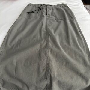 Maxi straight cotton skirt with front and back pockets.